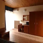 Lauri 3*