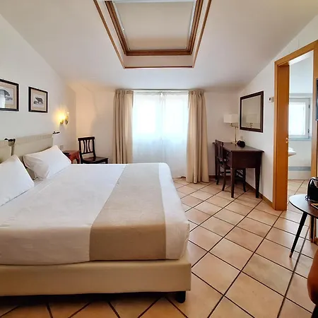 Lauri Отель Мачерата