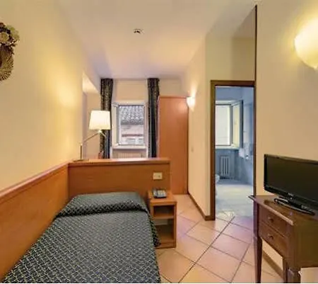 Lauri Отель Мачерата